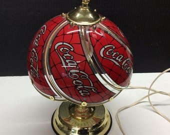 Coca-Cola Szklana Lampa Dotykowa Czerwona Vintage Coke 1997 Pub Desk Tiffany Style Works