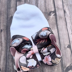Lente babymutsje ziekenhuis hoed, meisje babymutsje, pasgeboren hoed, pasgeboren hoed met strik, pasgeboren outfit, grote strik hoed, pasgeboren strik