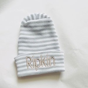 Geborduurd babymutsje, geborduurd ziekenhuismutsje, ziekenhuismutsje met monogram, babymutsje met monogram, gepersonaliseerd babymutsje, gepersonaliseerd cadeau