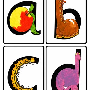 Puede incluir: Cuatro tarjetas educativas con las letras minúsculas a, b, c y d. La letra a tiene forma de manzana roja y amarilla, la b es una bota marrón con cordones, la c es una oruga amarilla segmentada y la d es un dinosaurio rosa de cuello largo.