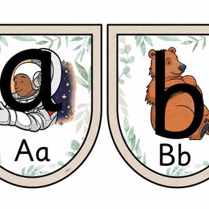Op de afbeelding: Twee schildvormige educatieve wandkaarten met de letters Aa en Bb. De Aa-kaart toont een kleine letter a met een astronaut-illustratie en sterren. De Bb-kaart toont een kleine letter b met een bruine beer. Beide hebben bladranden.