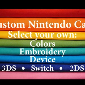 Op de afbeelding: Een stapel stof in rood, oranje, geel, groen, groenblauw, blauw, donkerblauw en roze. Witte tekst luidt: Custom Nintendo Case, Select your own: Colors, Embroidery, Device, 3DS, Switch, 2DS. De stoflagen zijn horizontaal in een regenboogpatroon gerangschikt.