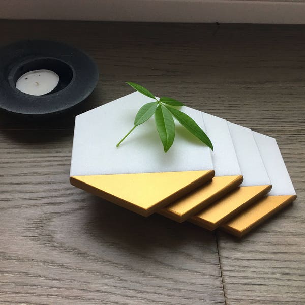 Oferta*** Posavasos hexagonales de mármol blanco. Juego de 2, juego de 4 o juego de 6. Mármol pulido pintado en dorado. Posavasos de piedra natural. Posavasos geométricos.
