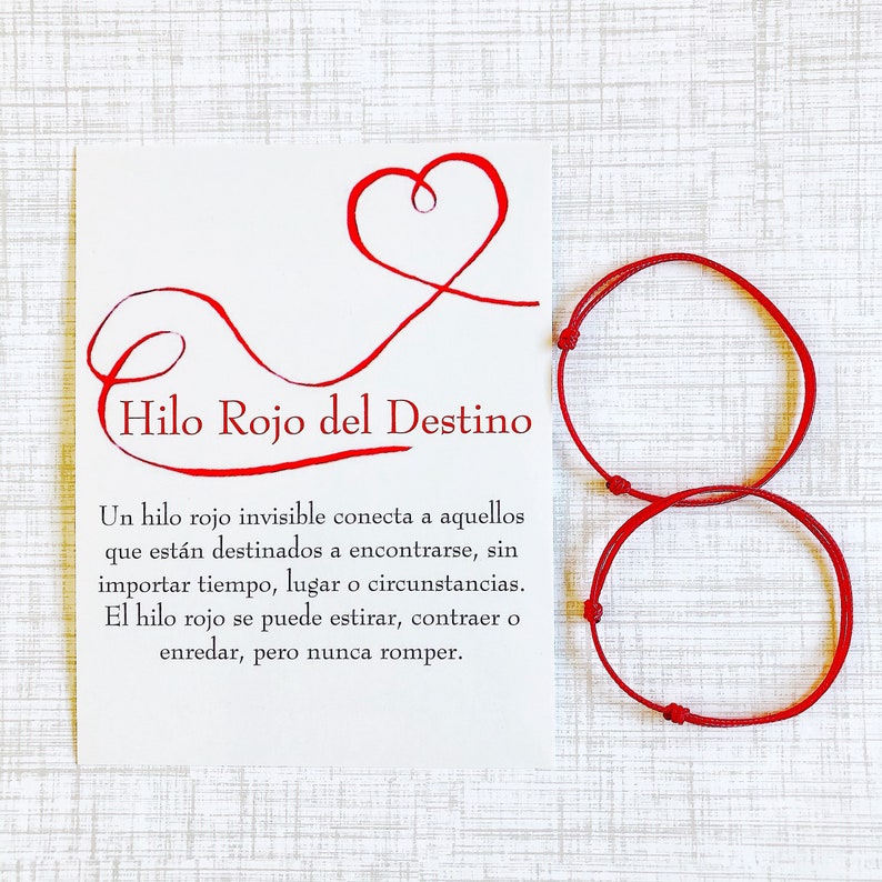 Peut inclure: Deux bracelets en cordon rouge avec un symbole en forme de c&oelig;ur et le texte "Hilo Rojo del Destino" qui se traduit par "Fil rouge du destin" en fran&ccedil;ais. Le texte sous le symbole dit : "Un hilo rojo invisible conecta a aquellos que est&aacute;n destinados a encontrarse, sin importar tiempo, lugar o circunstancias. El hilo rojo se puede estirar, contraer o enredar, pero nunca romper."