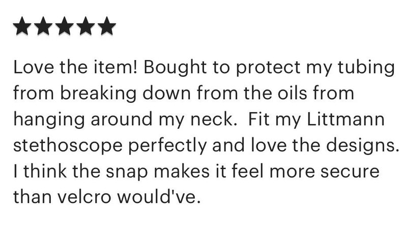 Pu&ograve; includere: Una recensione cliente a cinque stelle con il testo: Love the item! Bought to protect my tubing from breaking down from the oils from hanging around my neck. Fit my Littmann stethoscope perfectly and love the designs. I think the snap makes it feel more secure than velcro would've.