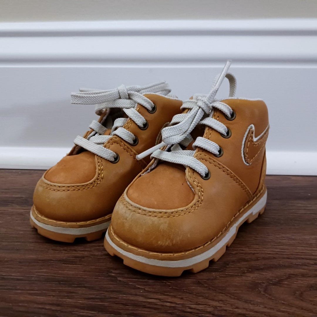 Nike Air Ecrof 2004 NIKE AIR ECROF Womens 7 Boots High Tops Shoes Beige Tan  main image 4