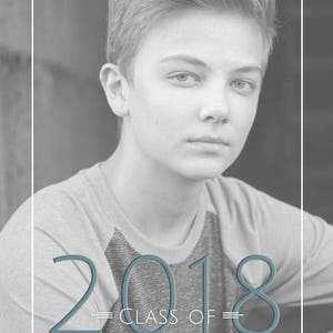 Op de afbeelding: Een zwart-witfoto van een jong persoon die een grijs shirt draagt. De foto heeft een witte rand en de tekst "2018 - CLASS OF - NICK JOHNSON" in blauw.