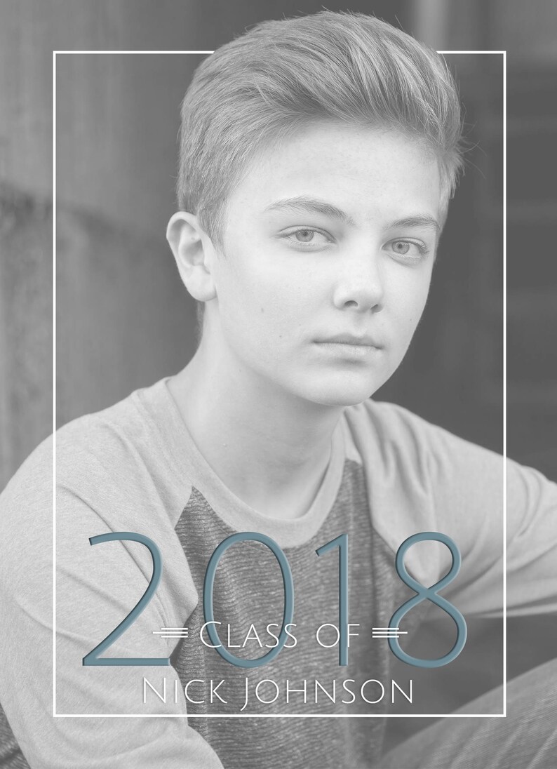 Op de afbeelding: Een zwart-witfoto van een jong persoon die een grijs shirt draagt. De foto heeft een witte rand en de tekst "2018 - CLASS OF - NICK JOHNSON" in blauw.
