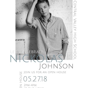 Op de afbeelding: Zwart-witfoto van een jonge man in een overhemd met knopen, staand voor een bakstenen muur. De tekst "LET'S CELEBRATE NICKOLAS JOHNSON JOIN US FOR AN OPEN HOUSE 05.27.18 2PM-4PM AT OUR HOME 123 ASHLEY RD, ANY TOWN" staat onder de foto.