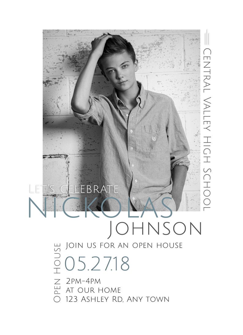 Op de afbeelding: Zwart-witfoto van een jonge man in een overhemd met knopen, staand voor een bakstenen muur. De tekst "LET'S CELEBRATE NICKOLAS JOHNSON JOIN US FOR AN OPEN HOUSE 05.27.18 2PM-4PM AT OUR HOME 123 ASHLEY RD, ANY TOWN" staat onder de foto.