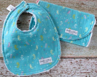Babero y eructo de niña - Babero de caballo de mar y paño de eructo - Babero turquesa y paño de eructo - Babero de vida marina y paño de eructo - Regalo de baby shower