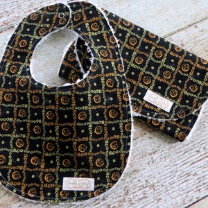 Halloween Baby Bib and Burp Cloth Set - Pumpkin Baby Bib and Burp Cloth Set - Baby&#39;s First Halloween - Holiday Baby Gift - Baby Shower Gift