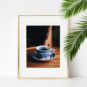 Tasse Kaffee auf Tisch digitaler Download. Kaffee-Fotografie. Druckbare Kunst. Kaffee Home Decor. Sofortiger Download. Tropf Kaffee. Kaffeetisch