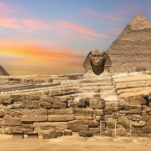 La Gran Esfinge de Giza y las pirámides de El Cairo, Egipto, son dos de las estructuras más icónicas del mundo.