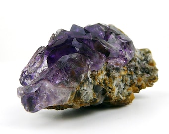 Amatista Karur: Cristales miniatura excepcionales en la roca madre | Morado oscuro intenso | Tamil Nadu, India