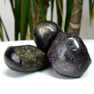 Rubí Estrella Natural en Bruto: Piedra de Fuerza y Protección.