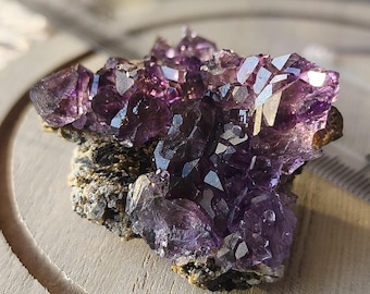 Amatista Karur – Excepcionales cristales en miniatura sobre roca madre | Morado oscuro intenso | Tamil Nadu, India