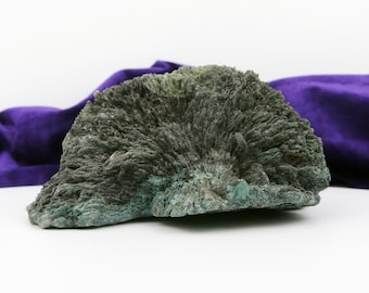 Celadonita de Maharashtra: ejemplar verde único, ideal para coleccionistas y amantes de la energía.