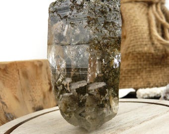 Cuarzo del Himalaya con inclusiones de clorita – Cristal natural en bruto – Muestra mineral – Himalaya