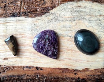Juego de 3 cabujones: Charoíta, Obsidiana Arcoíris y Ojo de Halcón • Peso total 20 g • Piedras naturales
