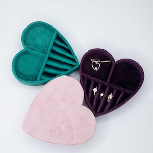Scatola portagioie fatta a mano in velluto di lusso a forma di cuore, viola, smeraldo, anello di fidanzamento The Traveller, set di nozze, elegante ricordo, foto della sposa