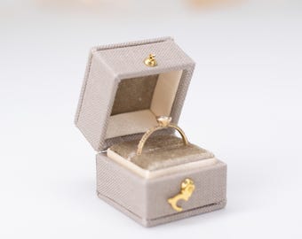 Caja para anillos estilo antiguo georgiano en forma de mini cuadrado, de lino y terciopelo, color gris paloma, ideal como regalo de compromiso, propuesta de matrimonio o presentación.