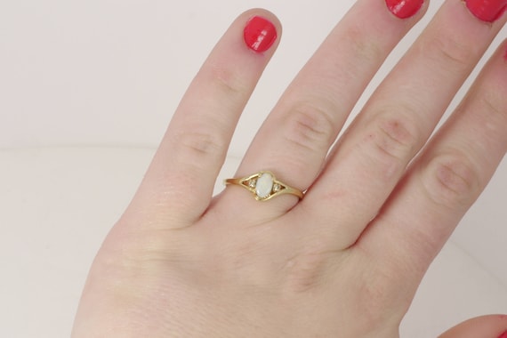 Vintage 10k Yellow Gold Oval Opal Diamond Accent Split Shank Ring