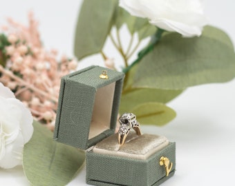 Mini boîte à bagues carrée victorienne de style antique de couleur vert forêt, boîte à bijoux en lin et velours, proposition de fiançailles, présentation de mariage