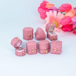 Mini-Schmuckkästchen im georgianischen Antikstil in Mauve und Hellrosa aus Leinen und Samt – ideal für Heiratsanträge, Verlobungen, Hochzeiten und als Erinnerungsstück.