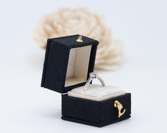 Caja cuadrada vintage georgiana negra para anillos, de lino y terciopelo, ideal para propuestas, compromisos, bodas, presentaciones y regalos.