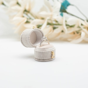 Scatola porta-anello ovale in stile vittoriano antico, scatola porta-gioielli in lino e velluto, colore grigio sussurro, proposta di fidanzamento, presentazione di nozze
