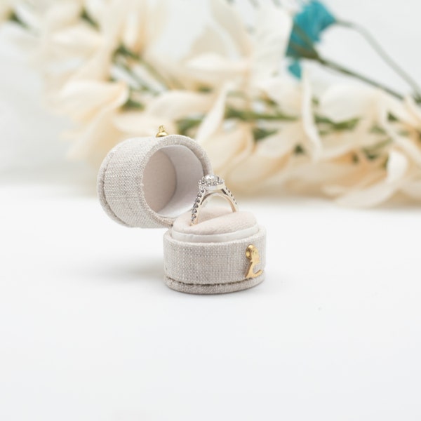 Boîte à bagues de forme ovale mini victorienne de style antique, boîte à bijoux en lin et velours, présentation de mariage de proposition de fiançailles de couleur gris chuchotement