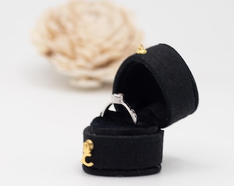 Caja de anillo de lino y terciopelo con forma de corazón estilo georgiano vintage, color negro, ideal para propuestas, compromisos, bodas, presentaciones y regalos.