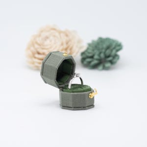 Scatola portagioie ottagonale rotonda vintage georgiana verde foresta, scatola portagioie in lino e velluto, proposta, fidanzamento, matrimonio, presentazione, regalo