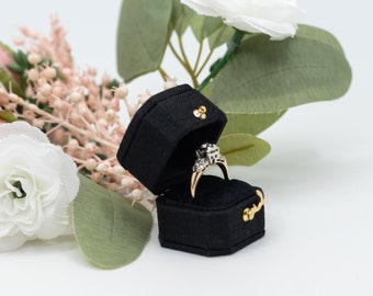 Caja para anillos de joyería de lino y terciopelo, cuadrada, octogonal, estilo georgiano vintage, color negro, ideal para propuestas, compromisos, bodas, presentaciones y regalos.