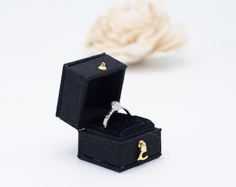Caja cuadrada vintage georgiana negra para anillos, de lino y terciopelo, ideal para propuestas, compromisos, bodas, presentaciones y regalos.