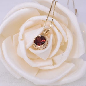14k Yellow Gold Round Cut Natural Garnet on 18 1/2&quot;  Chain  Pendant Necklace