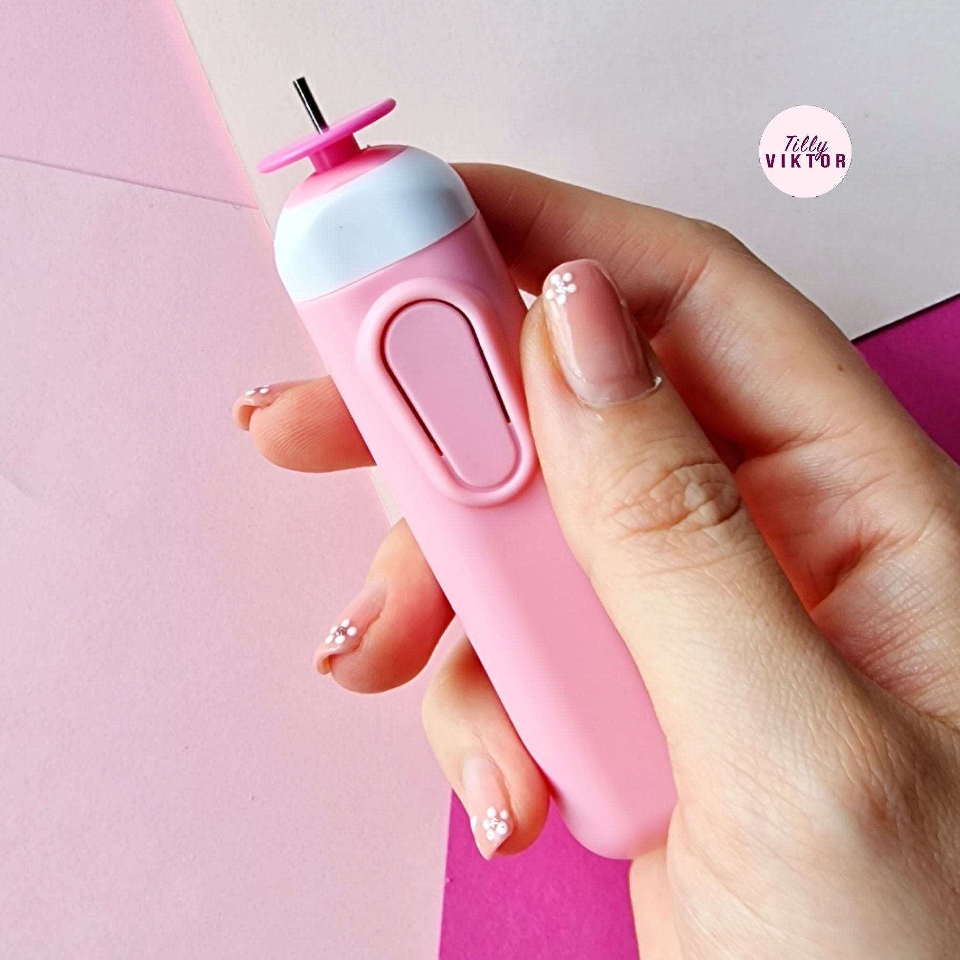 Ikki qiz bir yigitni rus pornosi bilan jazoladi.