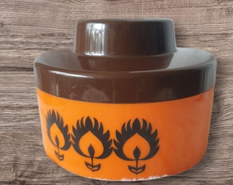 Retro-Plastikbehälter aus der DDR, Vintage-Glas aus den 1970er Jahren, orange-braun, mit Deckel und Retro-Aufdruck.