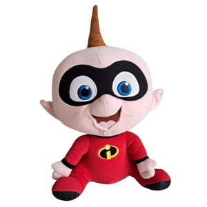 Può includere: Un peluche di Jack-Jack Parr de Gli Incredibili. La bambola ha un viso rosa chiaro con una maschera nera intorno agli occhi, occhi blu e un ciuffo di capelli castani. Indossa un abito rosso con il logo degli Incredibili.