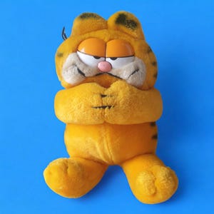 Cute vintage Garfield with his hands together plush toy 1980s colectible retro orange cartoon cat stuffed animal Dakin 1978