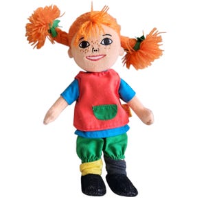 Puede incluir: Mu&ntilde;eca de peluche con coletas de hilo naranja, pecas y una cara sonriente. La mu&ntilde;eca viste una camisa azul, un chaleco rojo con un bolsillo verde, pantalones verdes y calcetines y zapatos desparejados. Una etiqueta est&aacute; adherida a la ropa de la mu&ntilde;eca.