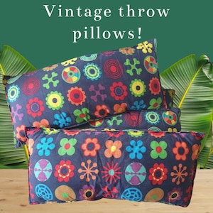 Vintage, aus dem Sortiment genommene Ikea-Zierkissen, marineblau mit bunten Blumen, Lusy Blom, 65 x 27 cm, Retro-skandinavischer Stil, 2er-Set