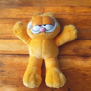 Vintage Garfield with his paws up plush toy 1978 collectible stuffed animal retro 24 cm