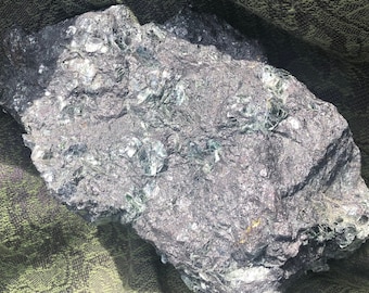 Magnetite XL with Chlorite and Chalcopyrite!