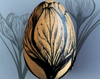 oeuf en bois illustré de crocus | oeufs en bois de jardin de printemps | oeufs de Pâques floraux modernes | décorations suspendues