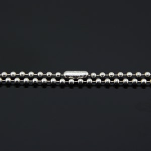 以下が含まれることがあります： 小さな銀色の長方形の留め具が付いた銀色のチェーンネックレス