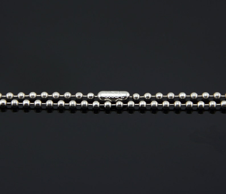 以下が含まれることがあります： 小さな銀色の長方形の留め具が付いた銀色のチェーンネックレス