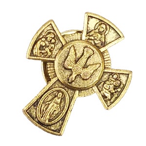 Épinglette de la première communion de la première communion avec des personnages religieux et une colombe du Saint-Esprit au centre