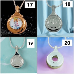 Peut inclure: Quatre colliers pendentifs différents. L'un a un cadre doré avec une image colorée à l'intérieur. Un autre a un cadre argenté avec la lettre "D". Le troisième a un cadre argenté. Le quatrième a un cadre argenté avec un trou au centre.
